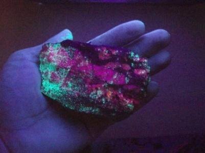 Fluorescence minerálu pod UV lampou